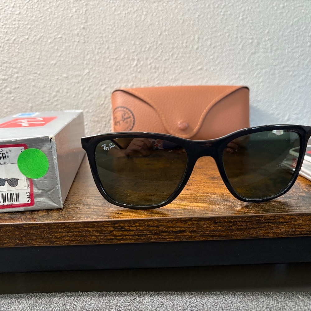 Ray-Ban sunglasses (RB4344). Polished black frame/green lenses